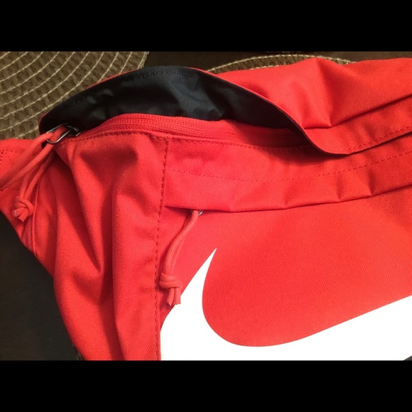 Nike Tech Hip Fanny Pack Waist Cross Body Bag NWT - Picture 2 of 4